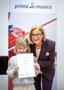 Landeshauptfrau Johanna Mikl-Leitner mit Rosa, die in der Kategorie Gesang Solo einen 1. Preis mit Auszeichnung holte.