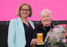 Landeshauptfrau Johanna Mikl-Leitner überreichte Maria Haarhofer das „Verdienstzeichen des Bundeslandes Niederösterreich“