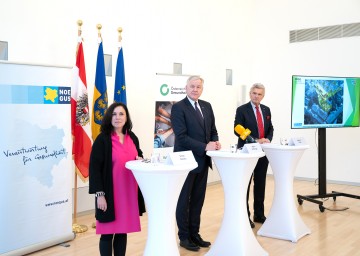 Im Bild von links nach rechts: Primaria Sonja Gobara, Landesrat Martin Eichtinger und Norbert Fidler (Vorsitzender des Landesstellenausschusses der Österreichischen Gesundheitskasse in Niederösterreich) 