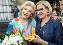 Birgit Sarata und Landeshauptfrau Johanna Mikl-Leitner.