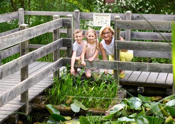 Landeshauptfrau Johanna Mikl-Leitner mit Moritz und Veronika am Forscherteich im Forschergarten der GARTEN TULLN.