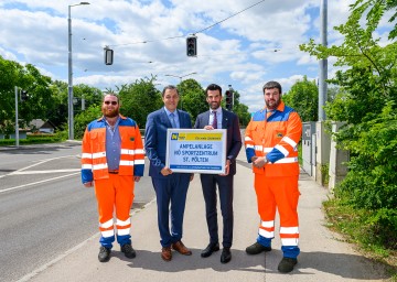 Straßenbaudirektor Josef Decker und LH-Stellvertreter Udo Landbauer mit Mitarbeitern der Straßenmeisterei.