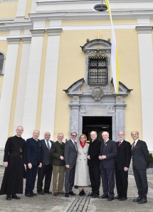 Pfarrer Andreas Petith, Landtagsabgeordneter Karl Moser, Bürgermeister Heinrich Strondl, ORF-Landesdirektor Norbert Gollinger, Obmann Erwin Hameseder, Landeshauptfrau Johanna Mikl-Leitner, Diözesanbischof Alois Schwarz, Landeshauptmann a. D. Erwin Pröll, Bezirkshauptmann Norbert Haselsteiner und Christian Schüller (v.l.n.r.)