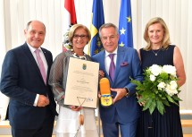 Ehrenzeichenverleihung an Siegfried Wolf (2.v.r.) mit Nationalratspräsident Wolfgang Sobotka, Landeshauptfrau Johanna Mikl-Leitner und Gattin Andrea (v.l.n.r.)