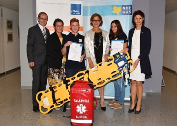 Abschluss der Ausbildung der ersten Rettungssanitäter/innen an der FH St. Pölten: die FH-Geschäftsführer DI Gernot Kohl, MSc und Dr. Maria Gabriela Fernandes, Absolvent Stefan Henikl, Landeshauptmann-Stellvertreterin Mag. Johanna Mikl-Leitner, Absolventin Isabella Suda und NÖGUS-Geschäftsführerin Mag. Elfriede Riesinger. (v.l.n.r.)