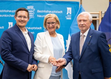 Landeshauptfrau Johanna Mikl-Leitner mit dem Ehrenring der Stadt Neunkirchen, überreicht von Bürgermeister Herbert Osterbauer (re.) und Vizebürgermeister Johann Gansterer (li.).