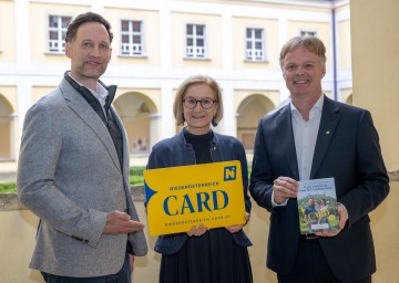 Im Bild von links nach rechts: Klemens Wögerer – Geschäftsführer Niederösterreich-CARD, Landeshauptfrau Johanna Mikl-Leitner und Michael Duscher – Geschäftsführer Niederösterreich Werbung