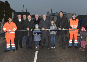 Eröffnung der neuen Ortsdurchfahrt von Wullersdorf mit Bezirkshauptmann Mag. Stefan Grusch (2.v.l.), Bürgermeister LAbg. Richard Hogl (4.v.l.), Landeshauptmann Dr. Erwin Pröll (5.v.r.) und Straßenbaudirektor DI Josef Decker (3.v.r.).