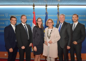 Die drei Juristen Manuel Aichberger, Lukas Muttenthaler, Michaela Kogelbauer, Landeshauptfrau Johanna Mikl-Leitner, LR Martin Eichtinger und EU-Abteilungsleiter Simon Ortner (v.l.n.r.)
<br />

<br />
