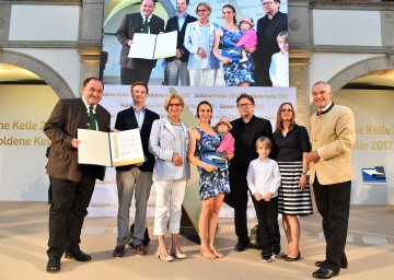 In Langenzersdorf wurde ein Einfamilienhaus ausgezeichnet: Landeshauptfrau Johanna Mikl-Leitner (3.v.r.) und NÖ Baudirektor Walter Steinacker (rechts im Bild) mit dem Eigenümer, Architekten und Gemeindevertreter.
