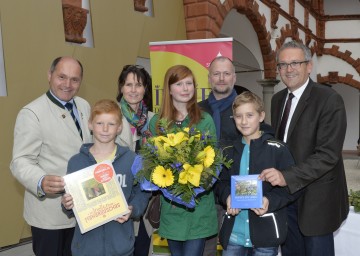 Begrüßung der 100.000sten Besucherinnen und Besucher der Indien-Ausstellung auf der Schallaburg: Landeshauptmann-Stellvertreter Mag. Wolfgang Sobotka, Tim Puntigam, Dana Puntigam, Sina Puntigam, Axel Puntigam, Jakob Maier und Schallaburg-Geschäftsführer Kurt Farasin