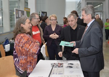 Im Gespräch über Jugendarbeit: Karin Eitel und Kurt Königsberger von Jutz-Netz, ARGE der NÖ Jugendzentren, Landtagsabgeordnete Mag. Bettina Rausch, Landesjugendreferent Wolfgang Juterschnig und Jugend-Landesrat Mag. Karl Wilfing. (v.l.n.r.)