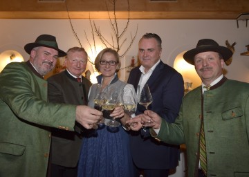 Beim Mostheurigen Simon in Mollram: der Obmann der Obstmostgemeinschaft Bucklige Welt Karl Posch, Winzer Franz Hirtzberger, Landeshauptfrau Johanna Mikl-Leitner, Landesrat Hans-Peter Doskozil und Johann Simon (v.l.n.r.)