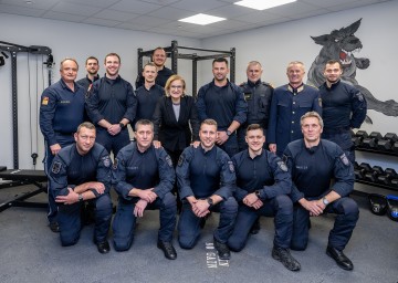 Landeshauptfrau Johanne Mikl-Leitner (2. Reihe Mitte) und Landespolizeidirektor Franz Popp (stehend 2.v.re.) beim Besuch der neuen Polizeiinspektion im St. Pöltner Regierungsviertel.