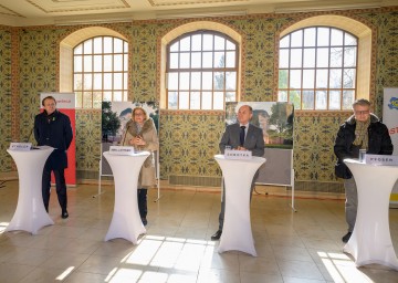 Die Ehemalige Synagoge in der Dr. Karl Renner Promenade wird um 4,6 Millionen Euro generalsaniert. Das gaben Bürgermeister Matthias Stadler (von links), Landeshauptfrau Johanna Mikl-Leitner, Nationalratspräsident Wolfgang Sobotka und Architekt Wolfgang Pfoser bekannt.