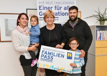 Im Bild von links nach rechts: Cornelia Brad mit Tochter Alina Brad, Landesrätin Mag. Barbara Schwarz, Christian Böswart und Jaron Brad freuen sich über 8.000 neue Inhaber des Familienpasses