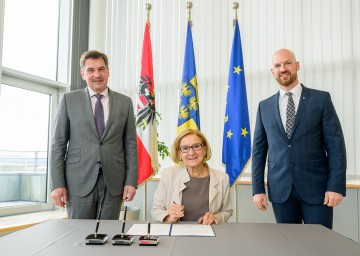 Landeshauptfrau Johanna Mikl-Leitner unterzeichnete die Dekrete zur Angelobung für Bürgermeister Werner Krammer (links) und 1. Vizebürgermeister Armin Bahr (rechts).  