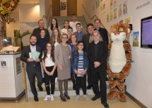 Eröffnung des 15. Kinder- und Jugendbuchfestivals mit Landeshauptfrau Johanna Mikl-Leitner (3.v.l.), Intendant Christoph Mauz (2. Reihe, rechts), Matthias Pacher (rechts), Geschäftsführer des Museums Niederösterreich, der Gattin des Autors Erwin Moser Ruth Moser (2. Reihe, 2.v.r.) und Ö1-Stimme Heinz Janisch (2.v.r., neben Maskottchen Thalino)