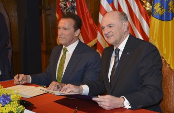 Landeshauptmann Dr. Erwin Pröll und Arnold Schwarzenegger unterzeichneten das Abkommen über den Beitritt Niederösterreichs zur \"R20\"-Umweltinitiative.