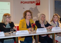 Am Podium bei der Pressekonferenz zum Girls’ Day 2026: Sandra Kern, Landesgeschäftsführerin des AMS Niederösterreich, Bildungs-Landesrätin Christiane Teschl-Hofmeister, Vera Sares, Landesvorsitzende von Frauen in der Wirtschaft der Wirtschaftskammer Niederösterreich, und Michaela Roither, Geschäftsführerin der Industriellenvereinigung Niederösterreich (v.l.n.r.)