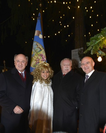 Eine Fichte aus dem Pielachtal für den Wiener Christkindlmarkt: Im Bild Landeshauptmann Dr. Erwin Pröll mit Wiens Bürgermeister Dr. Michael Häupl und Mitorganisator Akan Keskin (von links)