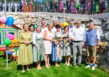 Landeshauptfrau Johanna Mikl-Leitner mit Ehrengästen im Garten der Tagesbetreuungseinrichtung.