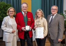 Bernhard Riedl (2.v.l.) wurde für seine 25-jährige Tätigkeit als Obmann des Musikvereins Scheideldorf mit Gold der Marktgemeinde Göpfritz an der Wild ausgezeichnet; Landeshauptfrau Johanna Mikl-Leitner, Bürgermeisterin Silvia Riedl-Weixlbraun und Vizebürgermeister Werner Scheidl gratulierten.