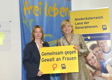 Foto: Elisabeth Cinatl, Sprecherin der Frauenberatungsstellen in Niederösterreich, und Frauen-Landesrätin Mag. Barbara Schwarz präsentieren Initiativen gegen Gewalt an Frauen (v.l.n.r.).