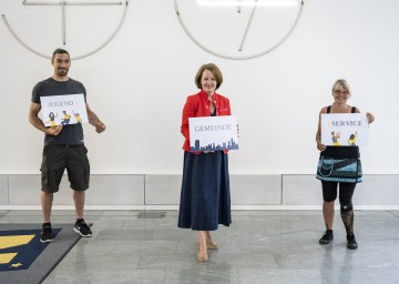 Jugend-Landesrätin Christiane Teschl-Hofmeister (Mitte) mit Stefan Kubac und Elke Indinger vom Jugend:Gemeinde:Service der Jugend:info NÖ