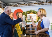 Landeshauptfrau Johanna Mikl-Leitner eröffnete heute offiziell das 18. „waldviertelpur“-Fest am Wiener Rathausplatz mit dem traditionellen Bieranstich.