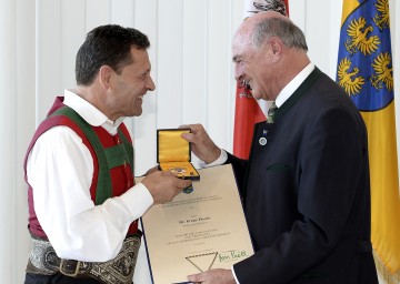 Hohes Ehrenzeichen des Landes NÖ für Franz Posch, überreicht durch Landeshauptmann Dr. Erwin Pröll.