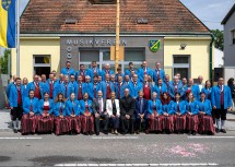 Bürgermeister Paul Frühling, Landeshauptfrau Johanna Mikl-Leitner, Pfarrer Jan Sandora, Bezirkshauptmann Peter Suchanek (v. l. n. r.) und der Musikverein Moosbrunn vor dem neuen Musikheim.