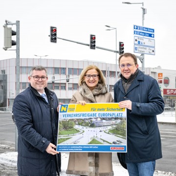 Verkehrsfreigabe am Europaplatz in St. Pölten: Landesrat Ludwig Schleritzko, Landeshauptfrau Johanna Mikl-Leitner und Bürgermeister Matthias Stadler (v.l.n.r.).