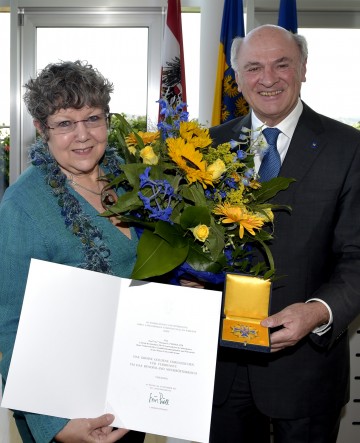 Landeshauptmann Dr. Erwin Pröll überreichte das \"Große Goldene Ehrenzeichen für Verdienste um das Bundesland Niederösterreich\" an Rotraud Perner.