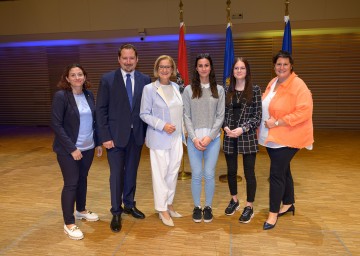 Obfrau der Dienststellenpersonalvertretung (DPV) Sonja Strauß, Obmann der Landespersonalvertretung (LPV) Hans Zöhling, Landeshauptfrau Johanna Mikl-Leitner (v.l.n.r.) und Leiterin der Personalabteilung Verena Krammer (rechts) mit Lehrlingen im Auditorium Grafenegg.