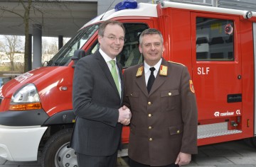 Landesrat Dr. Stephan Pernkopf gratuliert Dietmar Fahrafellner zur Wahl zum NÖ Landesfeuerwehrkommandanten.