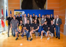 Landesrat Jochen Danninger und das Team des Union Volleyball Raiffeisen Waldviertel
