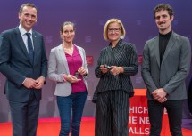 Landeshauptfrau Johanna Mikl-Leitner und Landesrat Jochen Danninger mit den beiden erfolgreichen niederösterreichischen Wissenschaftern Daniela Inführ und Sebastian Vogler.