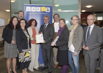 Mag. Renate Doppel (Obfrau Verein Ananas, Gänserndorf), Mag. Susanne Glatzl-Pleesz (Rettet das Kind NÖ), Mag. Meinrad Winge (Rettet das Kind NÖ), DSA Monika Klinger (Leiterin Sozialpädagogische Familienhilfe NÖ Volkshilfe), Landesrat Mag. Karl Wilfing, Dr. Reinhard Neumayer (Amt der NÖ Landesregierung, Abt. Kinder- und Jugendhilfe), Mag. Doris Golliasch, Bakk.a (Caritas), Elke Fuchs (NÖ Hilfswerk, Geschäftsbereichsleiterin Familien- und Beratungszentren), Mag. Franz Maier (NÖ Landesakademie)(v.l.n.r.).