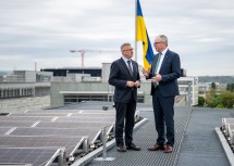 LH-Stellvertreter Stephan Pernkopf (rechts) und Geschäftsführer Herbert Greisberger beim Gespräch am Dach des Landtagsschiffes.