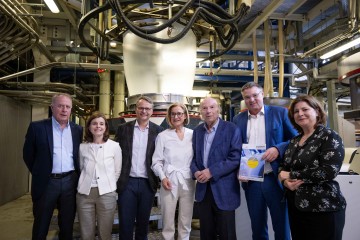 (v.l.n.r.) Alexander Lazar (Coreth GF), Barbara Chalupnik-Coreth, Stefan Chalupnik (Coreth GF), Landeshauptfrau Johanna Mikl-Leitner, Georg Coreth (Coreth Geschäftsf. Gesellschafter), Bürgermeister Wolfgang Kocevar und Doris Agneter (NÖBEG GF).