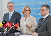 Bei der Pressekonferenz:  LH-Stellvertreter Stephan Pernkopf, Landeshauptfrau Johanna Mikl-Leitner und Landesrat Ludwig Schleritzko (von links nach rechts).