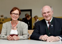 Waltraude Sporrer und Landeshauptmann Dr. Erwin Pröll, die beide die Volksschule von Radlbrunn besucht hatten, drückten noch einmal die Schulbank in der nachgebauten Volksschule und heutigen „Schule der Regionen“. (v.l.n.r.)