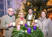 LH-Stellvertreter Stephan Pernkopf, Landeshauptfrau Johanna Mikl-Leitner, NÖ Blasmusikverbands-Obmann Bernhard Thain und „So schmeckt NÖ“-Leiterin Christa Ruspeckhofer im Innenhof des Palais NÖ.