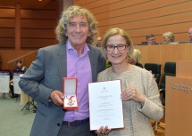 Landeshauptfrau Johanna Mikl-Leitner überreichte das Goldene Ehrenzeichen für Verdienste um die Republik Österreich an Tony Rei.