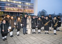 Landeshauptfrau Johanna Mikl-Leitner und Bürgermeister Josef Forster mit den Ertler Musikantinnen und Musikanten, die die Christbaumilluminierung feierlich umrahmten.