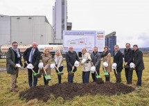 Landeshauptfrau Johanna Mikl-Leitner, flankiert von Karl Moser, Zweiter Landtagspräsident, (links) und Gerhard Bauernfeind, GF Garant, (rechts) beim Spatenstich für eine Maistrocknungsanlage und ein Pelletsterminal der Firma Garant Tiernahrung GmbH in Pöchlarn.