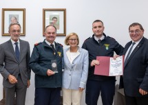 Ehrungen für Hochwasser-Helfer: Bezirkshauptmann Josef Kronister, Vizebürgermeister a.D. und FF-Kommandant Josef Anzenberger, Landeshauptfrau Johanna Mikl-Leitner, Thomas Huber vom Bezirksfeuerwehrkommando St. Pölten und Bürgermeister Hubert Luger.