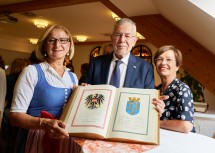 Landeshauptfrau Johanna Mikl-Leitner und Bundespräsident Alexander Van der Bellen (mit Gattin Doris Schmidauer) trugen sich ins offizielle Buch der Stadt Waidhofen an der Thaya ein