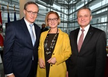 Traditioneller Weihnachts- und Neujahrsempfang im NÖ Landhaus: Landesamtsdirektor Werner Trock, Landeshauptfrau Johanna Mikl-Leitner und Landesamtsdirektor-Stellvertreter Johann Lampeitl (von links nach rechts).